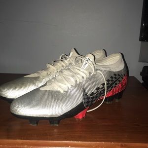 Size 10.5 Nike mecurial vapor 13 pro neymar jr